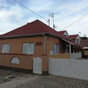 https://family-vendeghaz.hotels-hajduszoboszlo-hungary.com